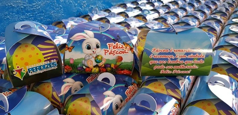 Festa e alegria na entrega de ovos de páscoa nas escolas municipais 